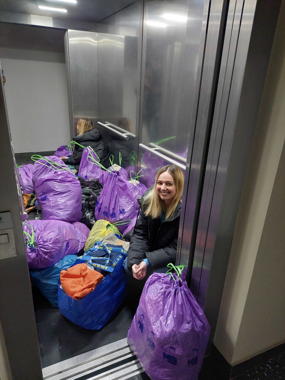 Ředitelka Purple Foundation, Dana Ševčíková se sbírkou oblečení pro Klub svobodných matek. Zdroj: Purple Foundation