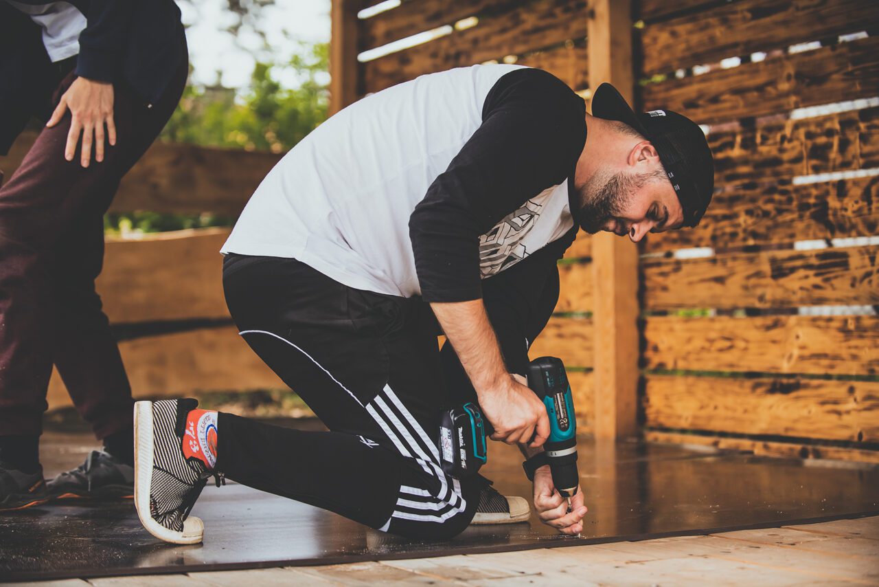 Stavění altánu na zahradě pro duševně nemocné - Schizandra. Zdroj: Purple Foundation