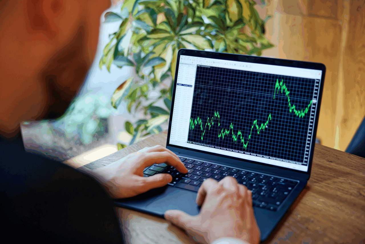 PC s několika monitory už dávno není v tradingu nutností. Fintokei umožňuje svým klientům obchodovat v podstatě z jakéhokoliv zařízení a odkudkoliv. (zdroj: Fintokei)