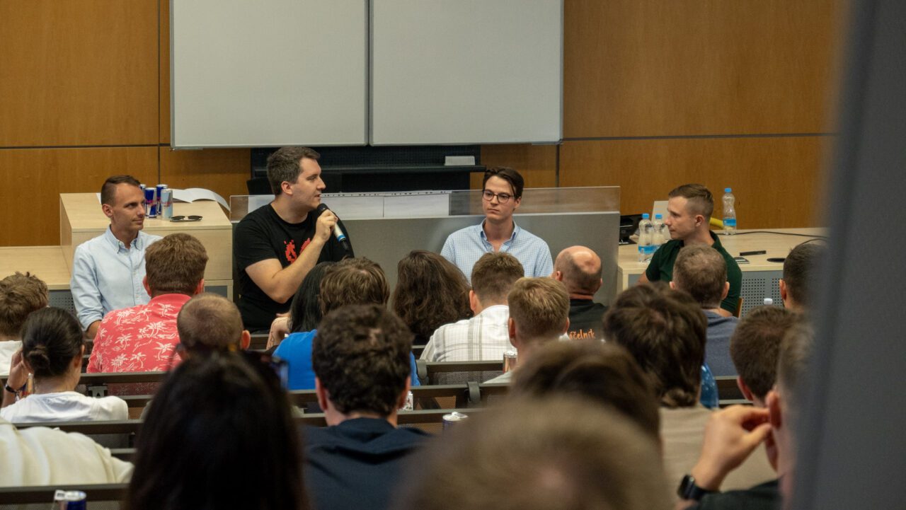 Zleva: Panelisté Jakub Valníček, Jan „Gorrdy“ Dvořák, Oliver Zrno a moderátor Ondřej Mikulčík. Zdroj: Roklen24.