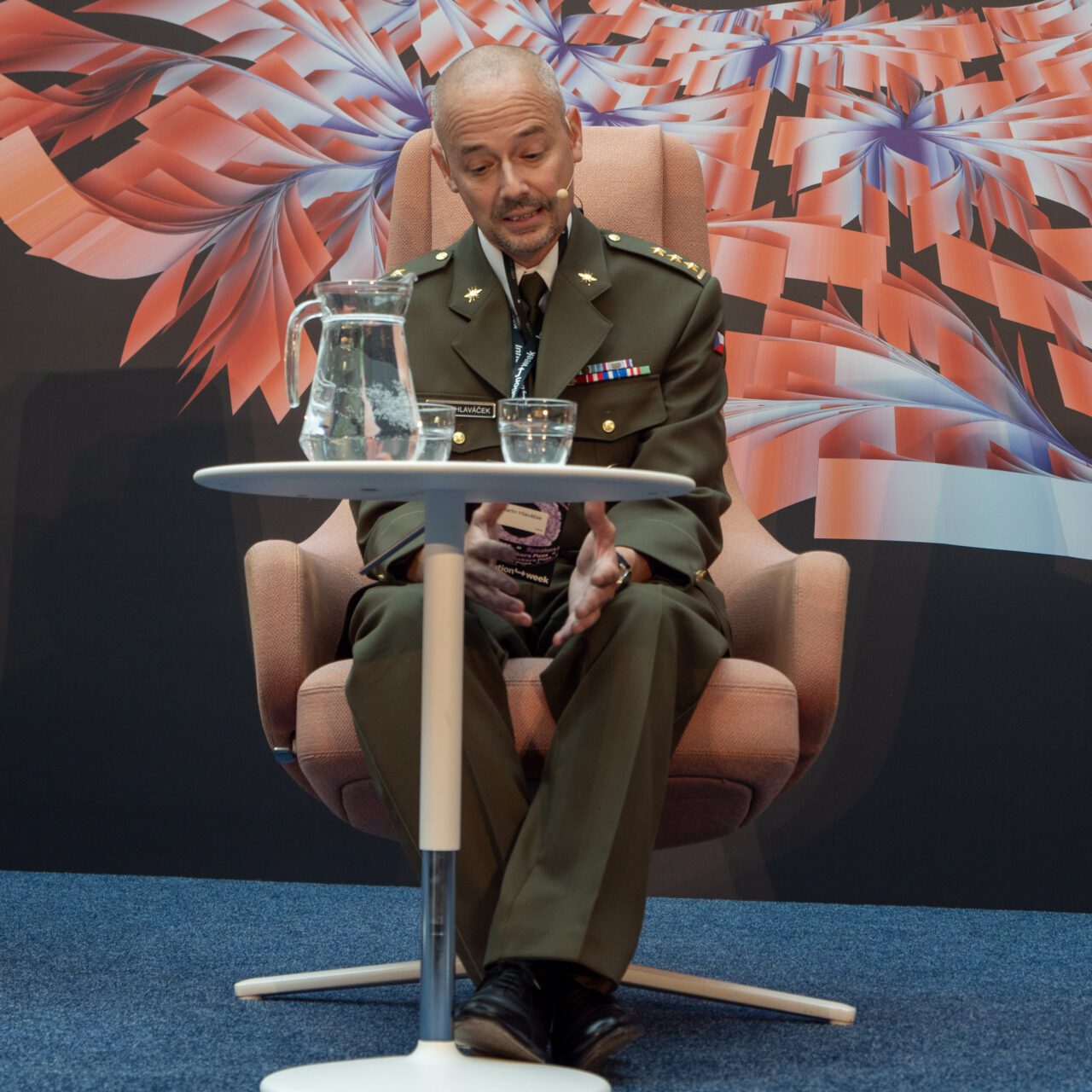 Plukovník Martin Hlaváček přednáší svou keynote na Týdnu inovací (Praha, 9. října 2025), zdroj: Roklen24
