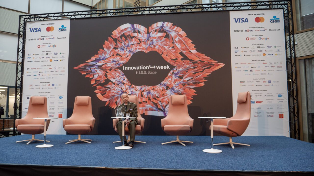 Plukovník Martin Hlaváček přednáší svou keynote na Týdnu inovací (Praha, 9. října 2025), zdroj: Roklen24