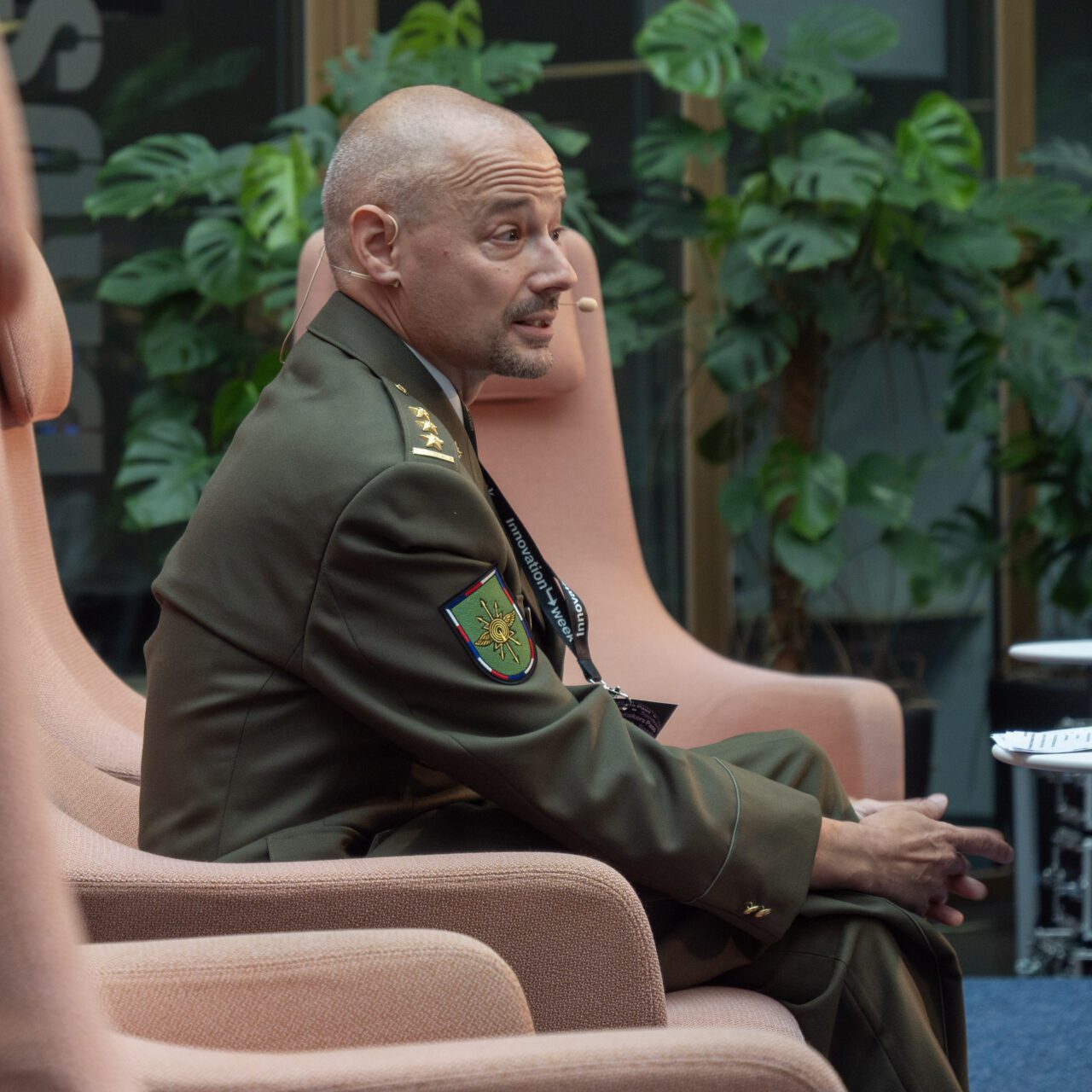 Plukovník Martin Hlaváček přednáší svou keynote na Týdnu inovací (Praha, 9. října 2025), zdroj: Roklen24