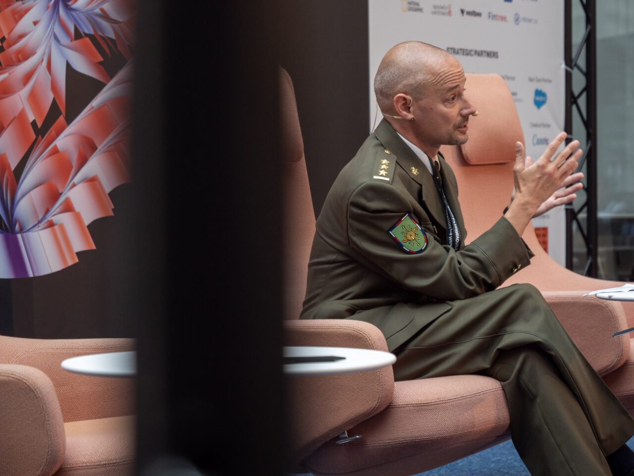 Plukovník Martin Hlaváček přednáší svou keynote na Týdnu inovací (Praha, 9. října 2025), zdroj: Roklen24