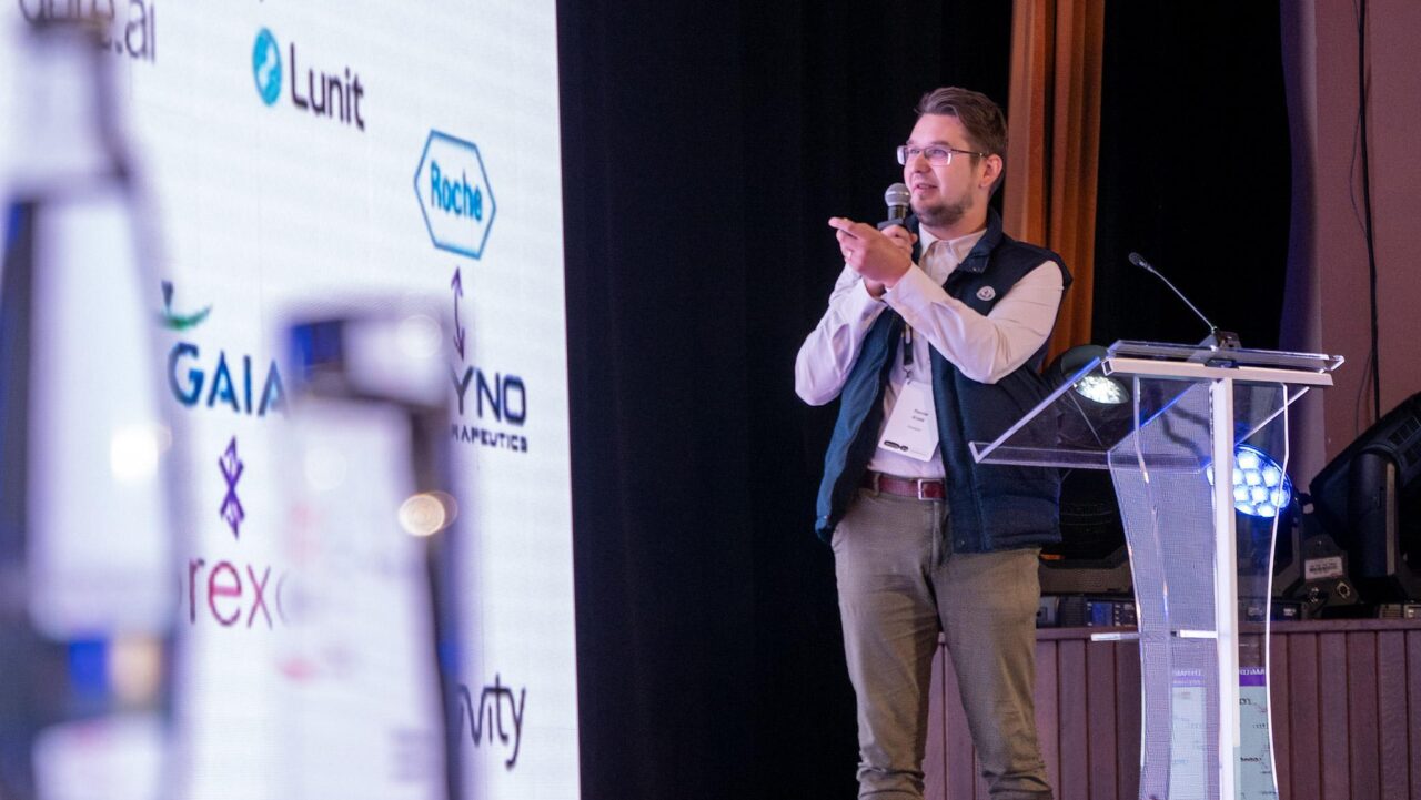 Daniel Kvak (Carebot) prezentuje výsledky spolupráce s Bristol Myers Squibb během na konferenci Prague.bio (Praha, 25.září 2025), zdroj: Roklen24