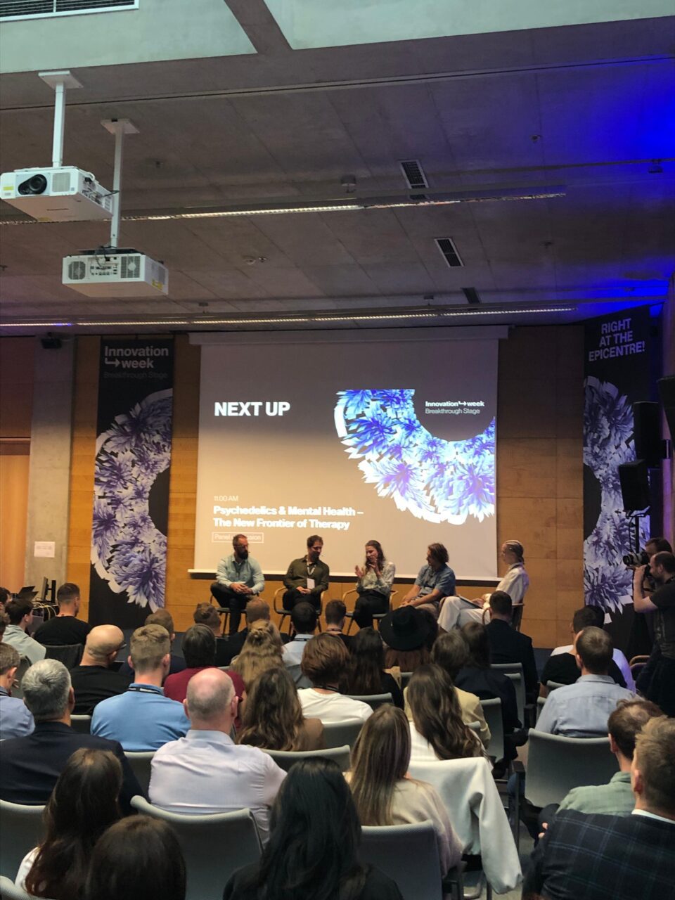 Panel "Psychedelika a duševní zdraví - nová oblast terapie" Týdne inovací, v jehož rámci Eva Kotorová vystoupila (Praha, 10. října 2025)