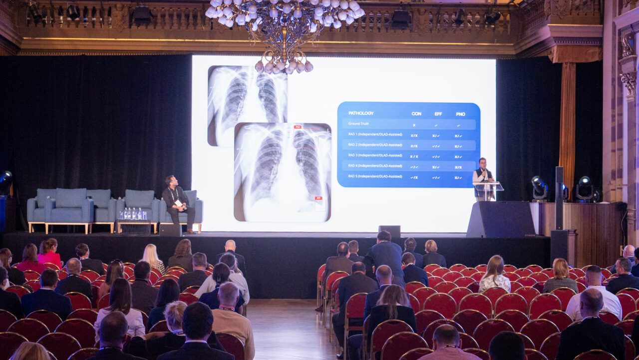 Marek Šťastný (Bristol Myers Squibb) a Daniel Kvak (Carebot) prezentují výsledky své spolupráce na konferenci Prague.bio (Praha, 25.září 2025), zdroj: Roklen24