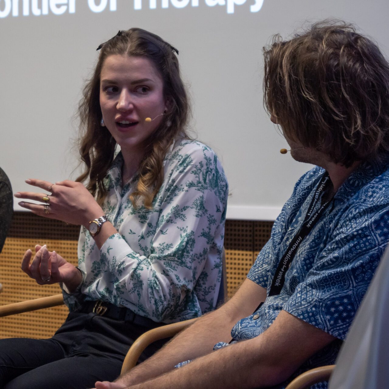 Eva Kotorová v rámci svého panelu "Psychedelika a duševní zdraví - nová oblast terapie"