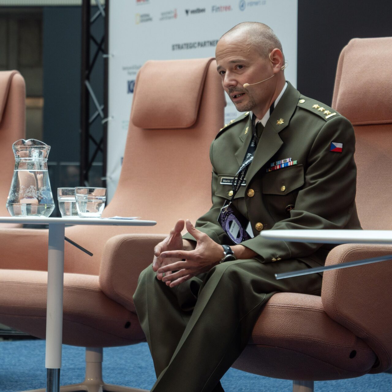 Plukovník Martin Hlaváček přednáší svou keynote na Týdnu inovací (Praha, 9. října 2025), zdroj: Roklen24