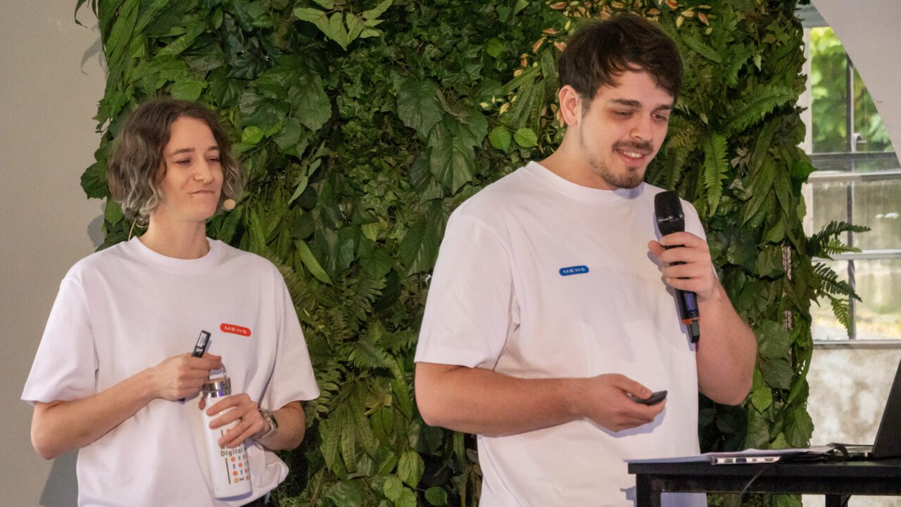 Lenka Křenková (Mews) a Miroslav Horáček přednášejí svou keynote na konferenci DevFest (Praha, 23. října 2025), zdroj: Roklen24